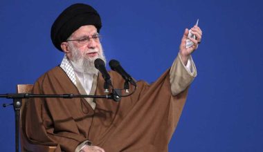 A.Xαμενεΐ για διαδηλώσεις στο Ιράν: «Υπάρχουν κάποιοι ταραχοποιοί που επιδιώκουν να ευχαριστήσουν τον Ν.Τραμπ»