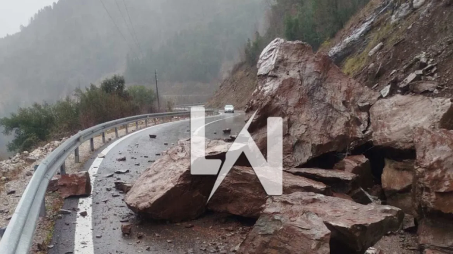 Κακοκαιρία στα Άγραφα Ευρυτανίας: Κατολισθήσεις βράχων και προβλήματα στο οδικό δίκτυο (βίντεο)