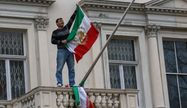 Βίντεο: Διαδηλωτής στο Λονδίνο σκαρφάλωσε στο μπαλκόνι της πρεσβείας του Ιράν και κατέβασε τη σημαία