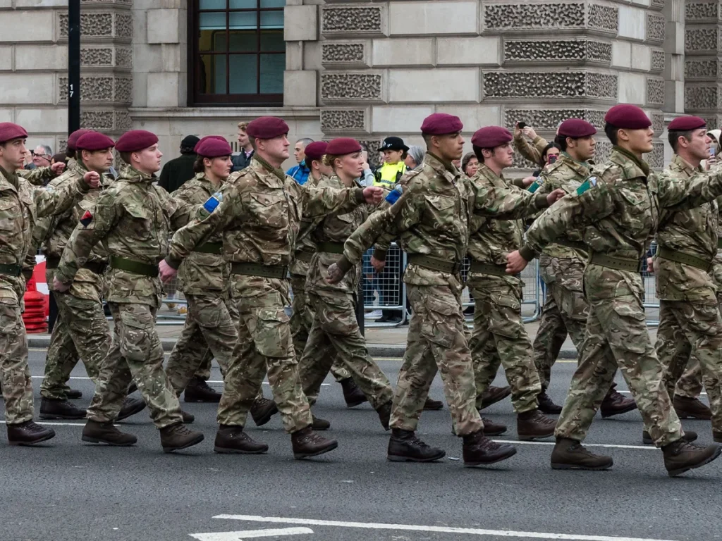 Η Βρετανία ετοιμάζει τα στρατεύματα για ανάπτυξη στην Ουκρανία – Δεσμεύει χρήματα για νέα εξοπλιστικά