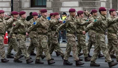 Η Βρετανία ετοιμάζει τα στρατεύματα για ανάπτυξη στην Ουκρανία – Δεσμεύει χρήματα για νέα εξοπλιστικά