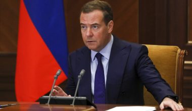 Ν.Μεντβέντεφ: «Δεν θα ανεχτούμε την ανάπτυξη ευρωπαϊκών ή νατοϊκών στρατευμάτων στην Ουκρανία»