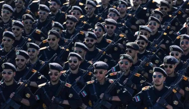 Ο Στρατός του Ιράν ορκίστηκε να υπερασπίσει τα εθνικά συμφέροντα της χώρας εν μέσω των μαζικών διαδηλώσεων