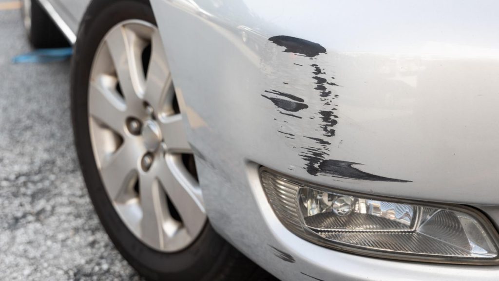 Θα σας «λύσει τα χέρια»: Πώς θα εξαφανίσετε τις γρατζουνιές στο αμάξι με μια οδοντόκρεμα (βίντεο)