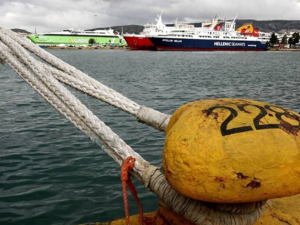 Δεμένα πλοία στον Πειραιά χωρίς επίσημο απαγορευτικό απόπλου