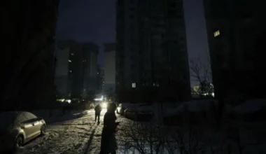 Εκτός λειτουργίας τα δίκτυα διανομής ηλεκτρικής ενέργειας, ύδατος και θέρμανσης στο Κίεβο μετά τα ρωσικά πλήγματα