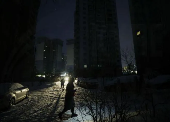 Εκτός λειτουργίας τα δίκτυα διανομής ηλεκτρικής ενέργειας, ύδατος και θέρμανσης στο Κίεβο μετά τα ρωσικά πλήγματα