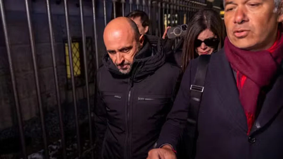 Τραγωδία στο Κραν Μοντανά: Ο ιδιοκτήτης του μπαρ παραδέχθηκε ότι η πόρτα υπηρεσίας ήταν κλειδωμένη