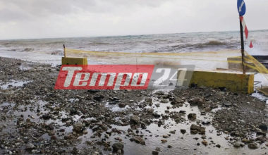 Ισχυρή χαλαζόπτωση στην Πάτρα: «Ξηλώθηκε» τζάμι μπαλκονιού πολυκατοικίας από τους ανέμους (φώτο-βίντεο)