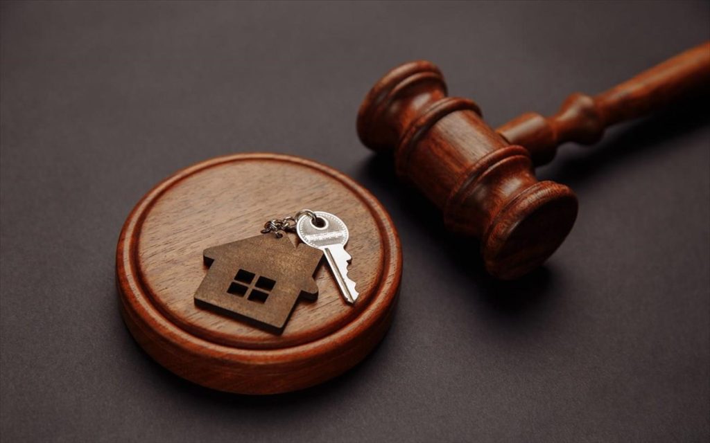 Αττική: Δικηγόρος υποσχόταν λύσεις για πλειστηριασμούς, άρπαζε χρήματα από δανειολήπτες και γινόταν «καπνός»