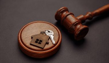 Αττική: Δικηγόρος υποσχόταν λύσεις για πλειστηριασμούς, άρπαζε χρήματα από δανειολήπτες και γινόταν «καπνός»