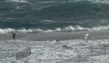 Τήνος: Κύματα παρέσυραν σταθμευμένα αυτοκίνητα στο λιμάνι του νησιού (βίντεο)