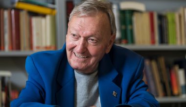 Από τα «Άρματα των Θεών» στα άστρα – Ο Έριχ φον Ντένικεν άφησε τη Γη στα 90 του