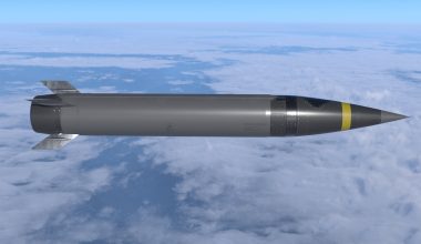 Η Βρετανία θέλει να στείλει στον Ζελένσκι βαλλιστικούς πυραύλους