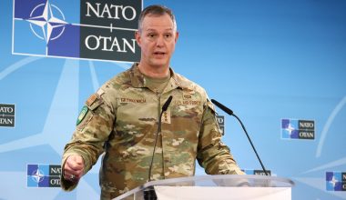 Διοικητής ΝΑΤΟ για την Αρκτική: «Οι Ρώσοι και οι Κινέζοι δεν πραγματοποιούν έρευνες για τις πολικές αρκούδες»