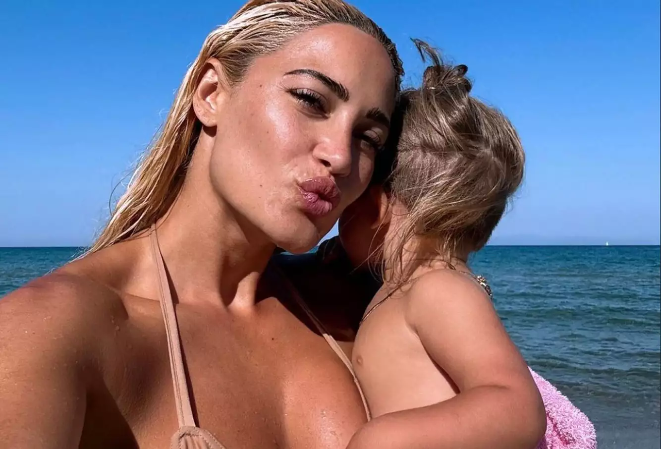 Στο νοσοκομείο με τον γιο της η Ι.Τούνη: «Ανέβασε 40 πυρετό και η παιδίατρος μας έστειλε στα επείγοντα»