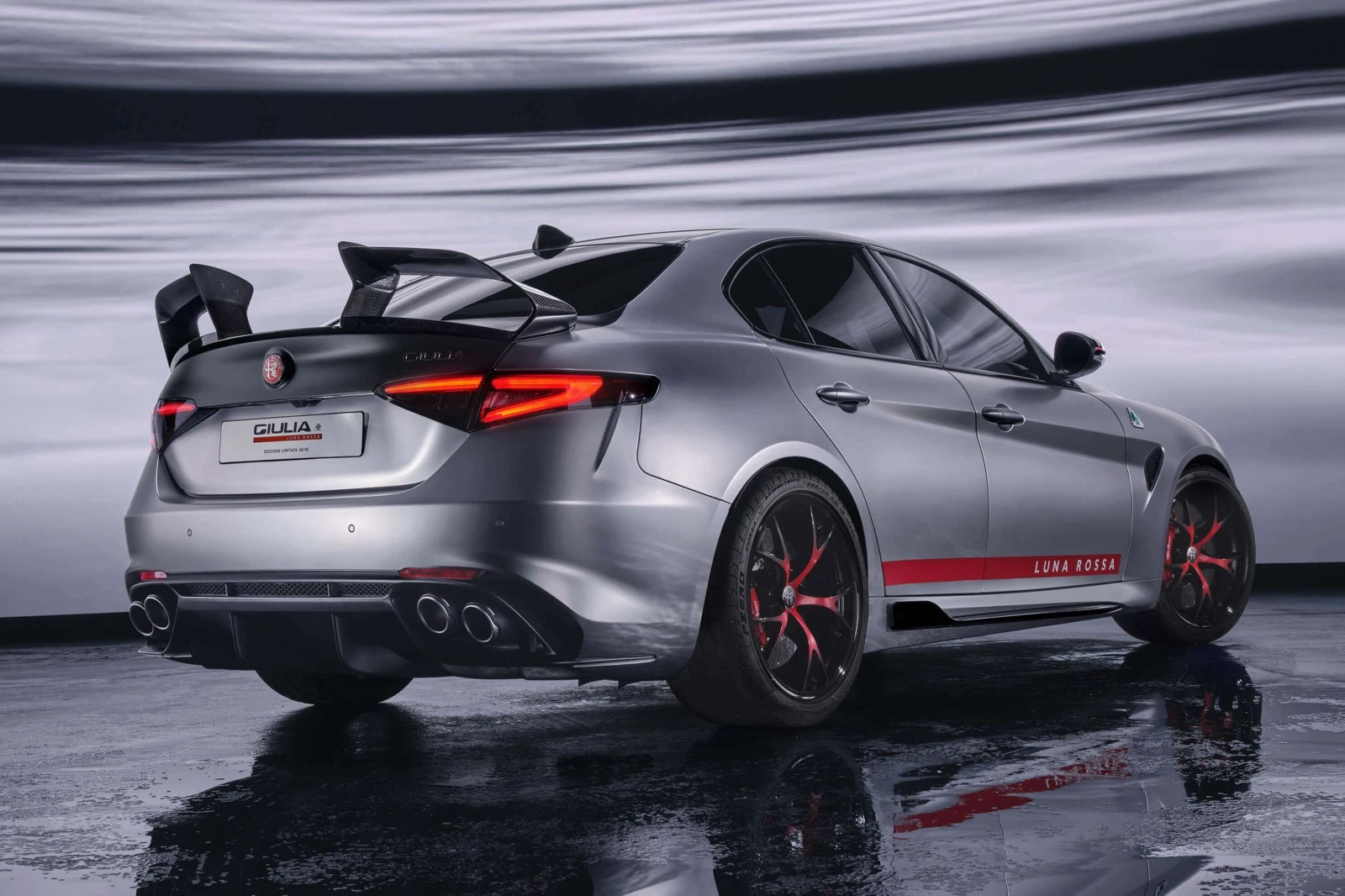 Giulia Quadrifoglio Luna Rossa: Μήπως το παράκαναν λίγο;