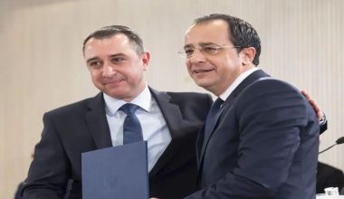 Κύπρος: O X.Xαραλάμπους παραιτήθηκε από διευθυντής του γραφείου του Ν.Χριστοδουλίδη μετά το βίντεο με τις μίζες