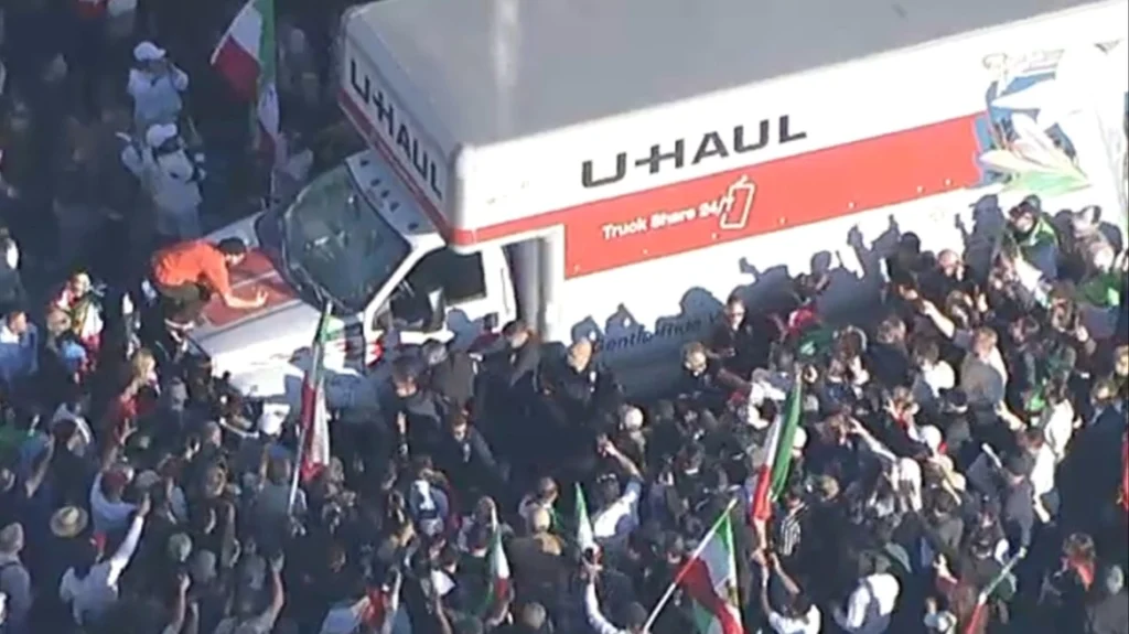 Λος Άντζελες: Φορτηγό έπεσε πάνω σε πλήθος διαδηλωτών – Αναφορές για πολλούς τραυματίες (βίντεο)