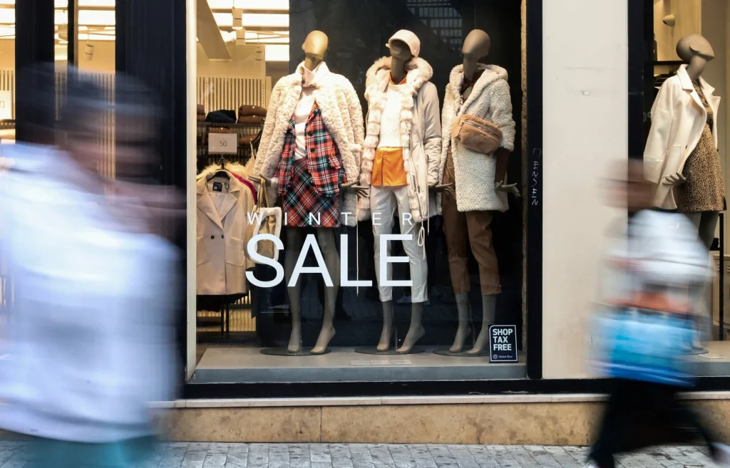 Από σήμερα ξεκινούν και επίσημα οι χειμερινές εκπτώσεις: Τι πρέπει να προσέχουν οι καταναλωτές