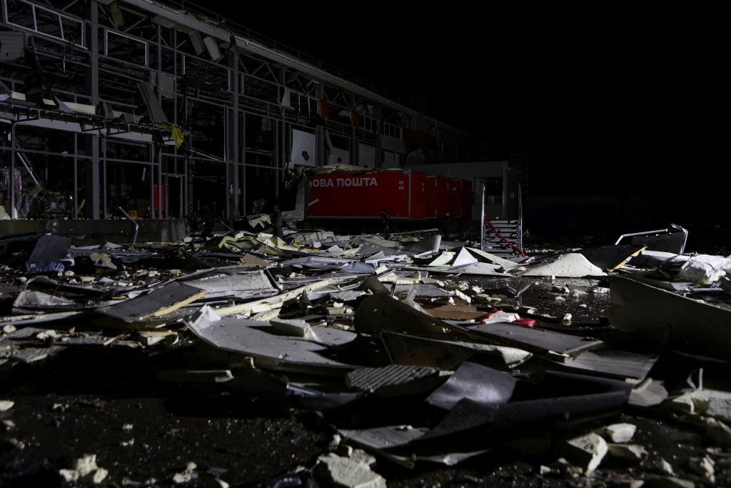 Οι Ρώσοι διέλυσαν την ταχυδρομική υπηρεσία στο Χάρκοβο – «Μεταφέρουν όπλα και πυρομαχικά»