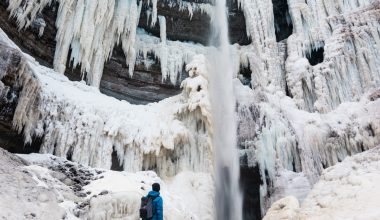 Σκηνές πανικού σε καταρράκτη στην Εσθονία: Η στιγμή που μεγάλο κομμάτι πάγου καταρρέει δίπλα σε τουρίστες (βίντεο)