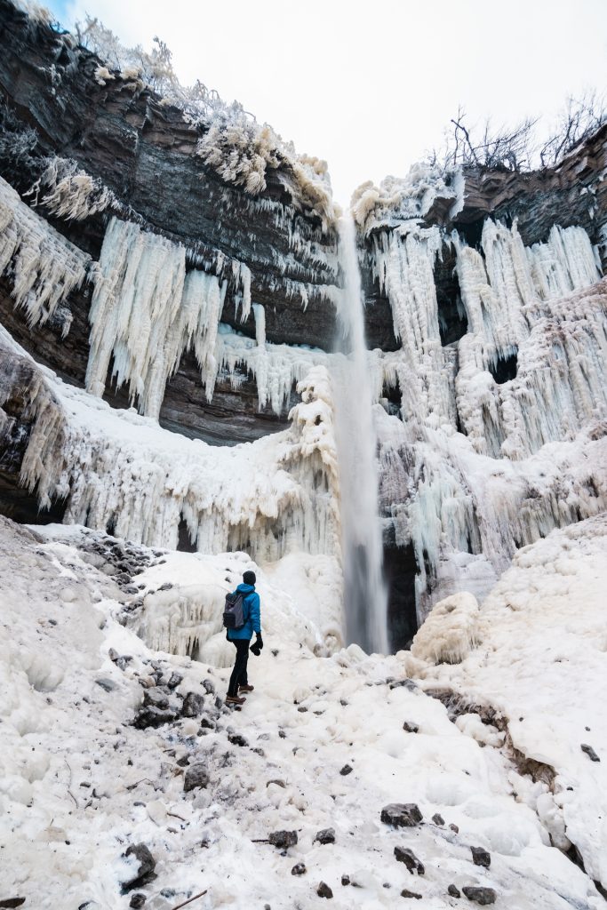 Σκηνές πανικού σε καταρράκτη στην Εσθονία: Η στιγμή που μεγάλο κομμάτι πάγου καταρρέει δίπλα σε τουρίστες (βίντεο)