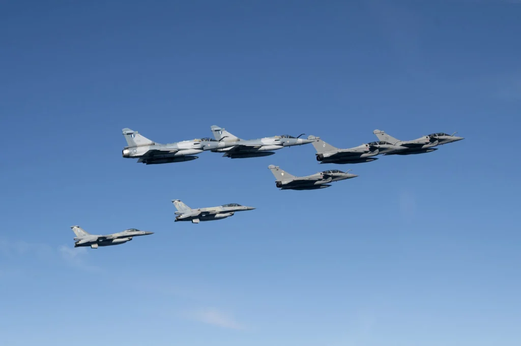 Έκτακτες κρίσεις Ταξίαρχων στην Πολεμική Αεροπορία: Ποιοι προάγονται και ποιοι αποστρατεύονται