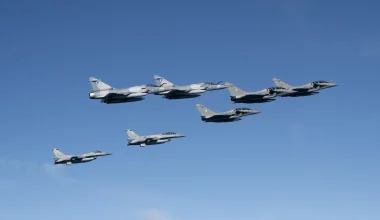 Έκτακτες κρίσεις Ταξίαρχων στην Πολεμική Αεροπορία: Ποιοι προάγονται και ποιοι αποστρατεύονται