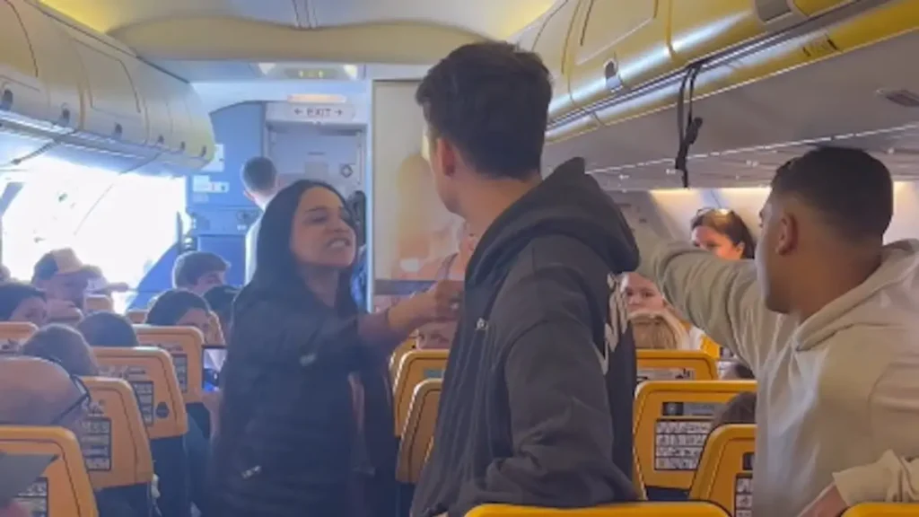 Χαμός σε πτήση της Ryanair από μεθυσμένη επιβάτη: Άρχισε να βρίζει άλλους επιβάτες στα ελληνικά