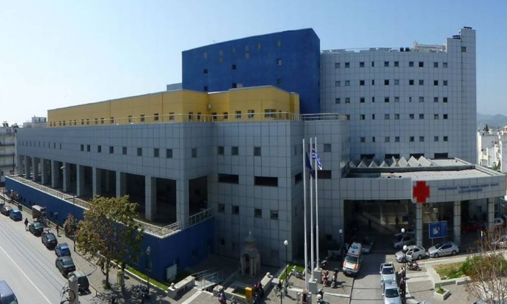 Αναστάτωση στο Γενικό Νοσοκομείο Βόλου: Άνδρας απειλούσε να πέσει στο κενό από τον τρίτο όροφο