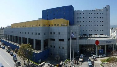 Αναστάτωση στο Γενικό Νοσοκομείο Βόλου: Άνδρας απειλούσε να πέσει στο κενό από τον τρίτο όροφο