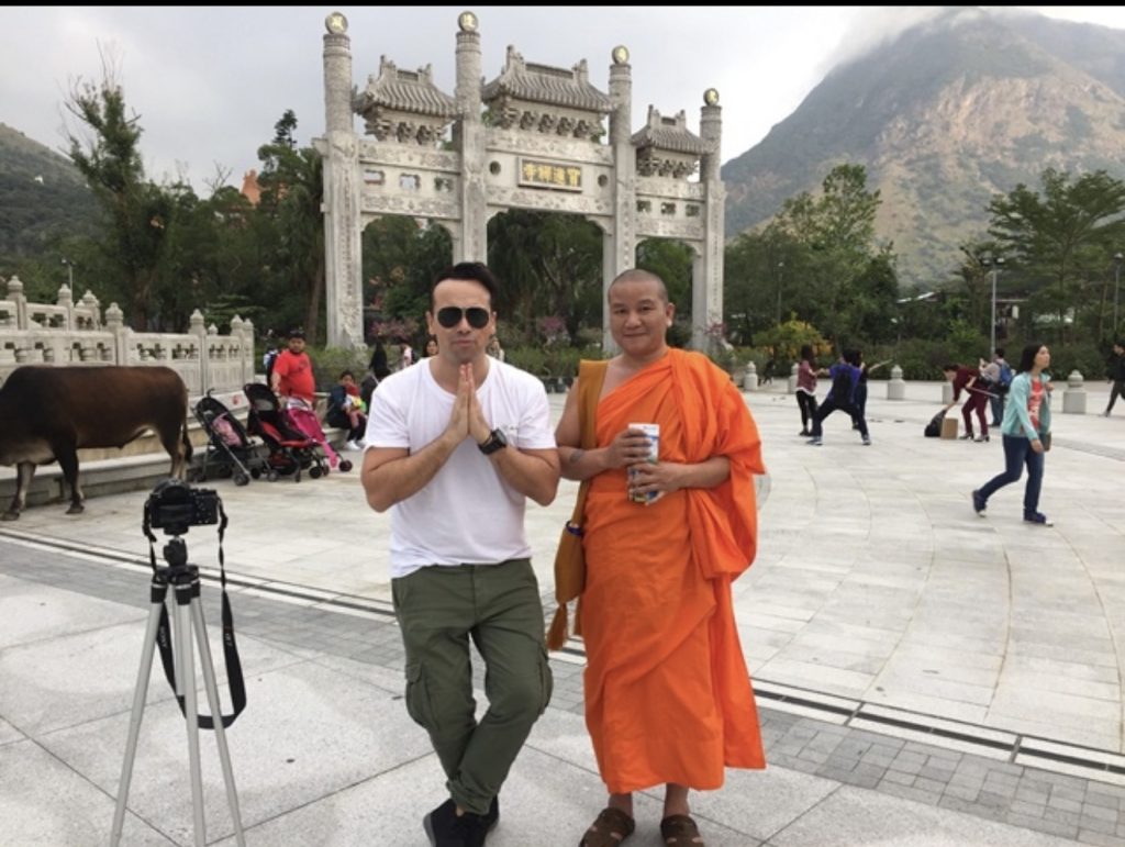 Το Fatsabook προσγειώνεται στο Χονγκ Κονγκ – Απόψε στις 22:00 στο Εxtra PRONEWS