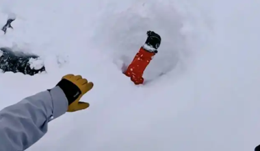 Βίντεο: Η στιγμή που άνδρας σώζει σκιέρ που είχε θαφτεί κάτω από το χιόνι μετά από χιονοστιβάδα στην Ελβετία