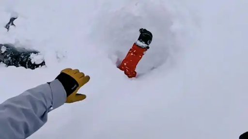 Βίντεο: Η στιγμή που άνδρας σώζει σκιέρ που είχε θαφτεί κάτω από το χιόνι μετά από χιονοστιβάδα στην Ελβετία