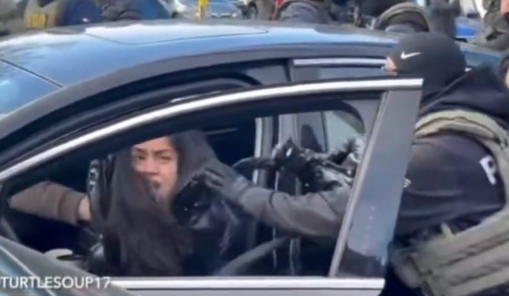 Νέο περιστατικό με πράκτορες της ICE: Έβγαλαν με τη βία γυναίκα από το αυτοκίνητό της