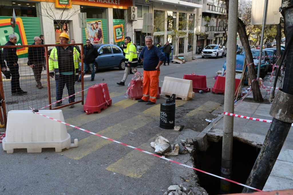 Μεγάλη καθίζηση στο Χίλτον: Άνοιξε τρύπα 5 μέτρων στη Βασιλέως Γεωργίου – Κλειστοί δρόμοι (βίντεο)