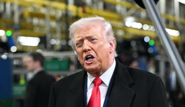 Ν.Τραμπ: Έδειξε το μεσαίο δάχτυλο σε υβριστή του και του είπε την γνωστή λέξη που αρχίζει από… F! (βίντεο)