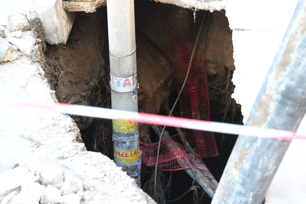 Κυκλοφοριακές ρυθμίσεις στο κέντρο της Αθήνας λόγω καθίζησης του δρόμου στη Βασ.Γεωργίου