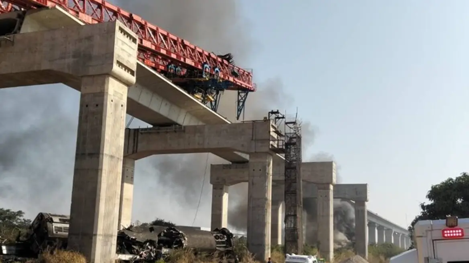 Γερανός κατέρρευσε και έπεσε σε τρένο στην Ταϊλάνδη: Τουλάχιστον 22 νεκροί και 55 τραυματίες (βίντεο)