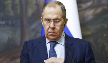 Σ.Λαβρόφ: «Οι ΗΠΑ ”γκρεμίζουν” το διεθνές σύστημα με τις απειλές στο Ιράν και με τη σύλληψη του Μαδούρο»