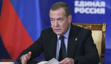 Ο Ν.Μεντβέντεφ ειρωνεύεται τον Ε.Μακρόν για την Γροιλανδία: «Απλά θα χεστ… πάνω του και θα την παραδώσει»