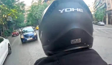 Βίντεο: Παλαβός με μοτοσικλέτα παραβιάζει κόκκινα φανάρια και μπαίνει στο αντίθετο ρεύμα στο κέντρο της Αθήνας