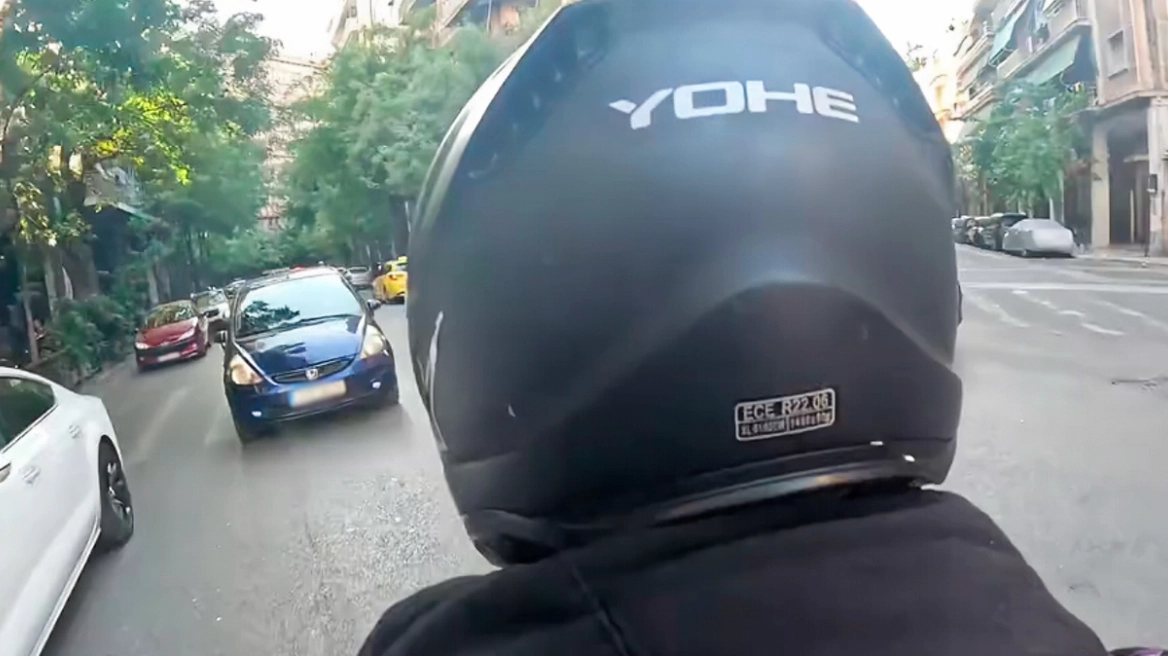 Βίντεο: Παλαβός με μοτοσικλέτα παραβιάζει κόκκινα φανάρια και μπαίνει στο αντίθετο ρεύμα στο κέντρο της Αθήνας