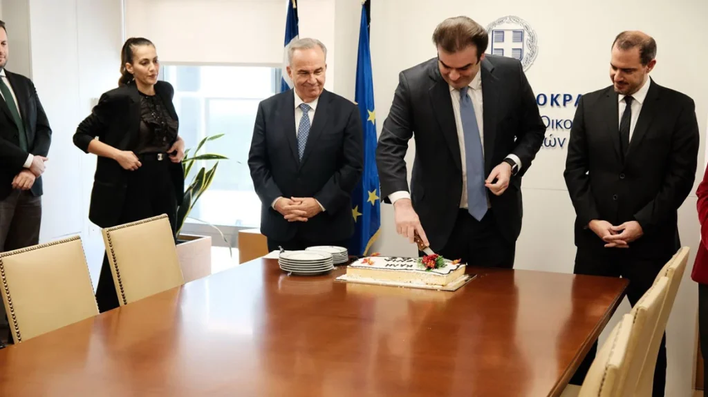 Κοπή πρωτοχρονιάτικης πίτας στο ΥΠΟΙΚ – Κ.Πιερρακάκης: «Θα καταφέρουμε ακόμη περισσότερα»