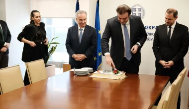 Κοπή πρωτοχρονιάτικης πίτας στο ΥΠΟΙΚ – Κ.Πιερρακάκης: «Θα καταφέρουμε ακόμη περισσότερα»