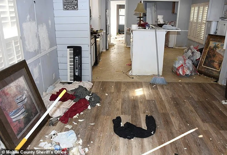 ΗΠΑ: Γονείς παράτησαν 14χρονη σε ένα βρόμικο τροχόσπιτο και άλλαξαν πόλη! – Ζούσε με περιττώματα & κατσαρίδες