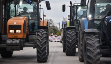 Έσκασαν τα λάστιχα στα τρακτέρ αγροτών από το μπλόκο της Νίκαιας που πήγαν στη συνάντηση με τον Κ.Μητσοτάκη