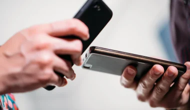 Αττική: Πώς Κινέζοι χάκερ έκλεβαν τραπεζικά δεδομένα από κινητά τηλέφωνα – Δύο συλλήψεις στα Σπάτα