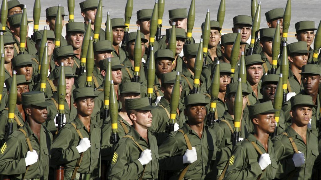 Τελετή μνήμης στην Αβάνα για την υποδοχή των σορών των στρατιωτικών που σκοτώθηκαν στην Βενεζουέλα (βίντεο)